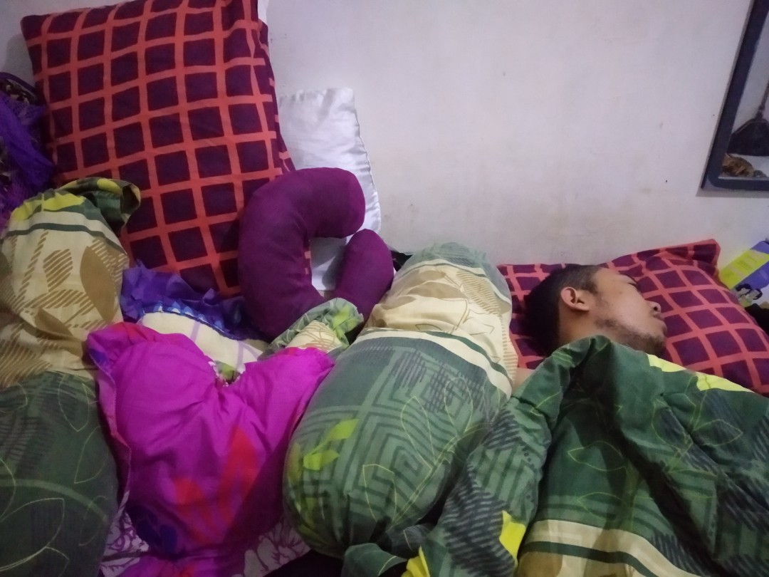 tameng saat tidur. (edit, bagian dada panas) itu kaki ade yg nendang soalnya udh dksi obat mag dan g tidur lngsung stlah makan malah dtunggu smpe 3jam masih ttp aja ada sensasi panas. stelah ganti dokter itu jwabannya :)