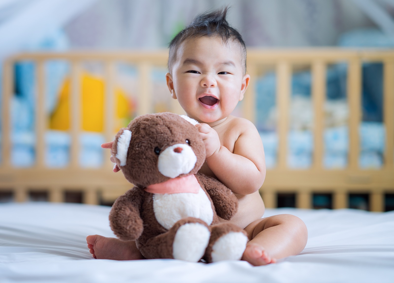 Trẻ sơ sinh 5 tháng tuổi: Con đã biết “nói chuyện” với đồ chơi của mình