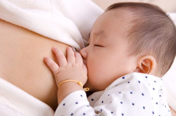 làm sao biết bé đã bú đủ 