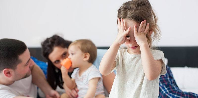 Trẻ ganh tị khi có em và cách giải quyết tuyệt vời giúp bố mẹ hết "đau đầu"