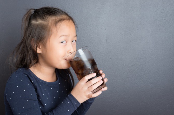 研究 コーラの摂取は娘の早期月経につながることを発見 ザ アジアンペアレンツ