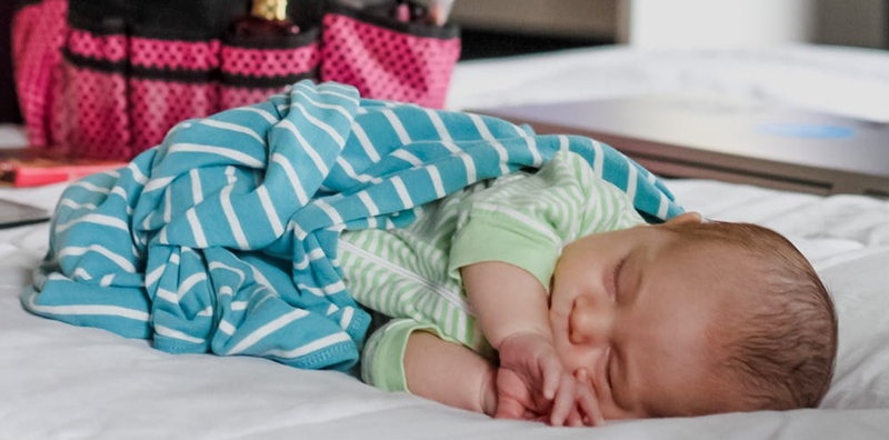 5 Cara Menidurkan Bayi, Termasuk Memberikan Belaian