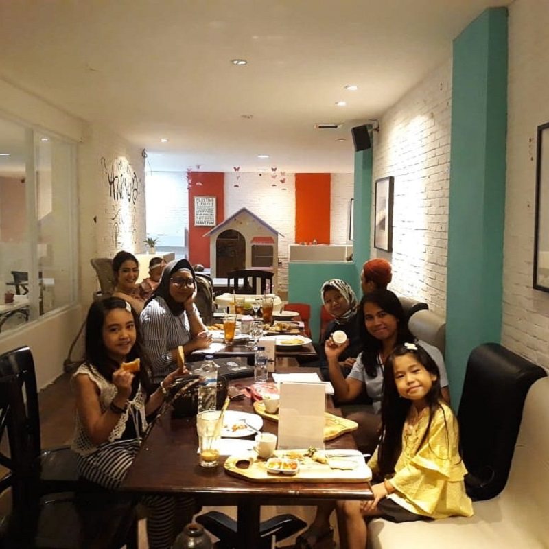 wisata kuliner surabaya - Localist Coffee Bistro menyediakan tempat bermain anak-anak di ruangan yang sama dengan ruangan orangtua bersantai.