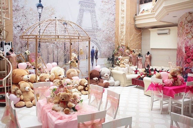 wisata kuliner surabaya - One Pose Cafe anak-anak bisa bermain dan berfoto bersama boneka Teddy Bear