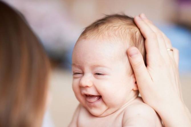 ilustrasi bayi yang memiliki rambut sehat