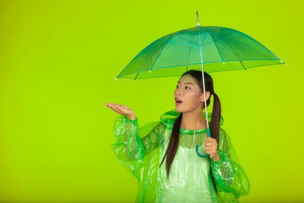 Perempuan mengenakan jas hujan terbaik