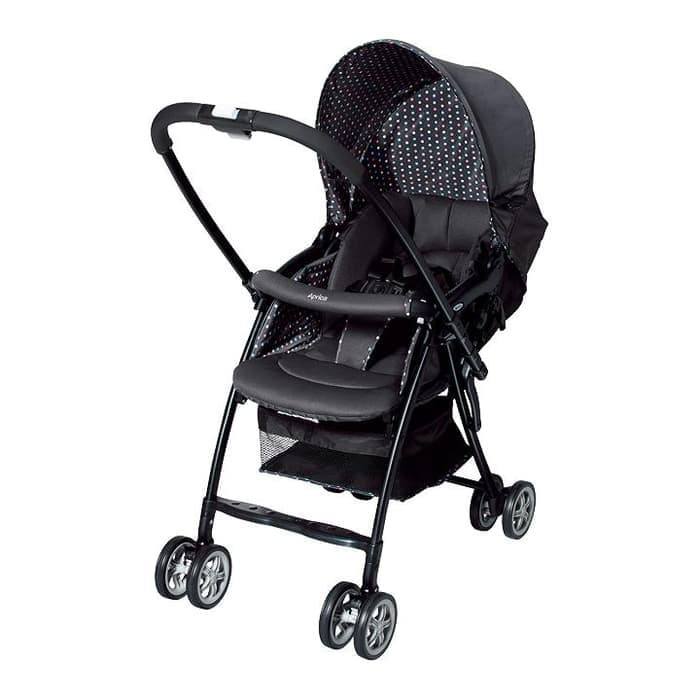 Stroller bayi terbaik dengan suspensi 3D pada roda depan.
