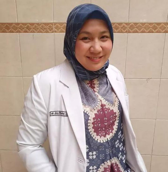 Merupakan dokter spesialis kebidanan dan kandungan yang membuka praktik di Metro Hospital Cikupa.
