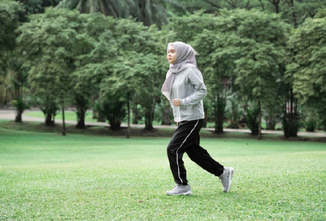 10 Olahraga Saat Puasa Agar Badan Tetap Segar Dan Bugar<script async src=