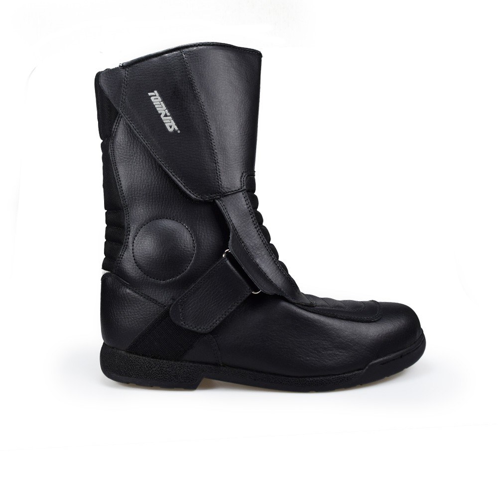 Brand Sepatu dengan pelindung pergelangan kaki.