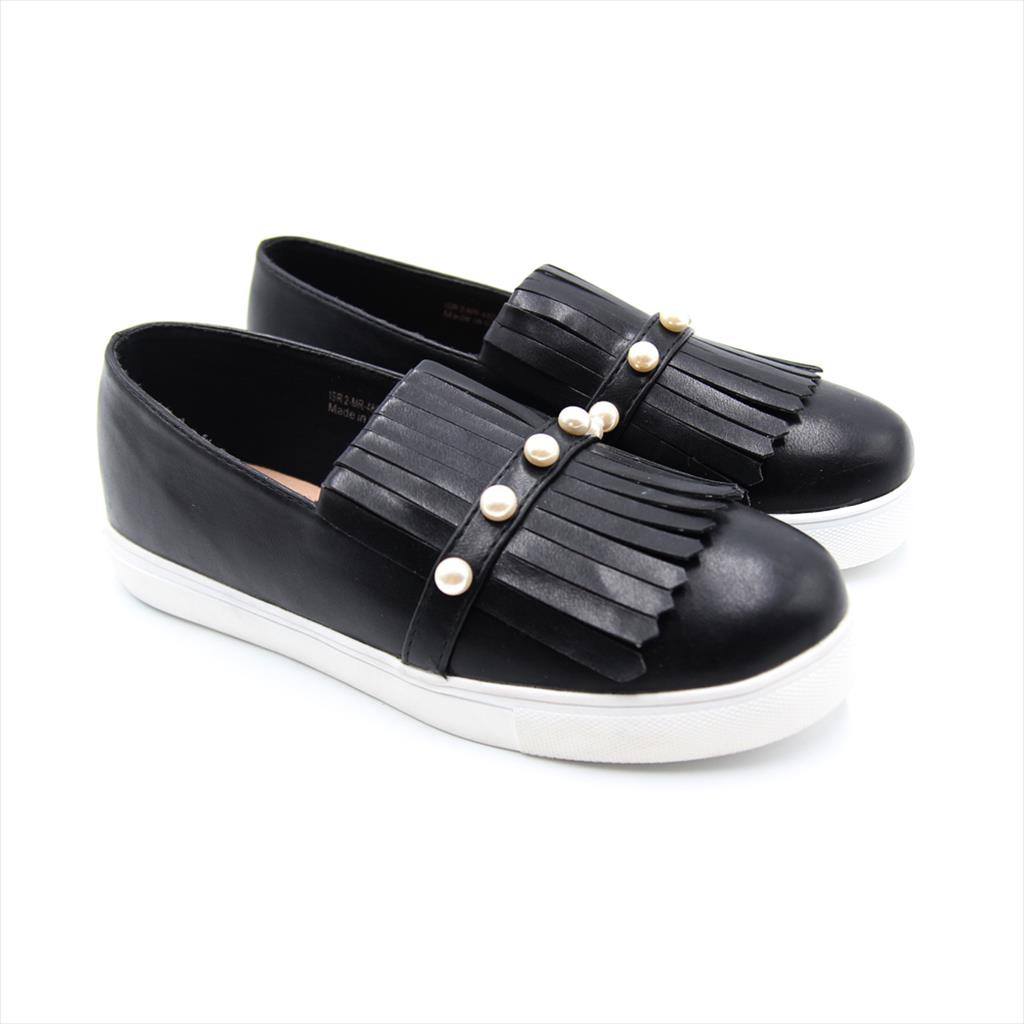 Sepatu produk lokal terbuat dari non kulit.
