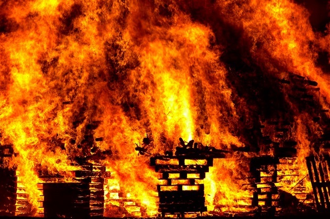 10 Arti Mimpi Rumah Terbakar, Tanda Akan Ada Transformasi Besar
