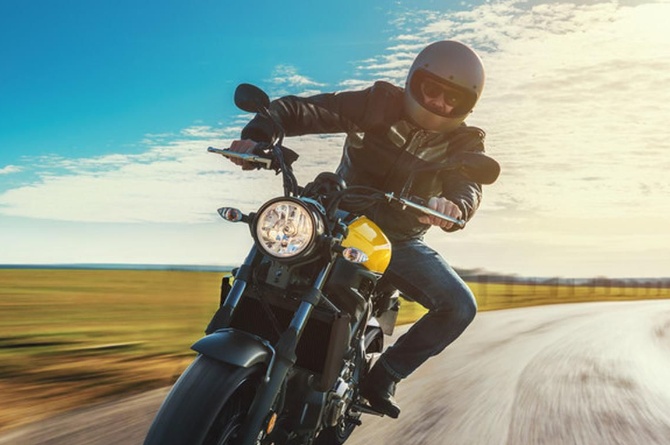 ilustrasi berkendara menggunakan sarung tangan motor