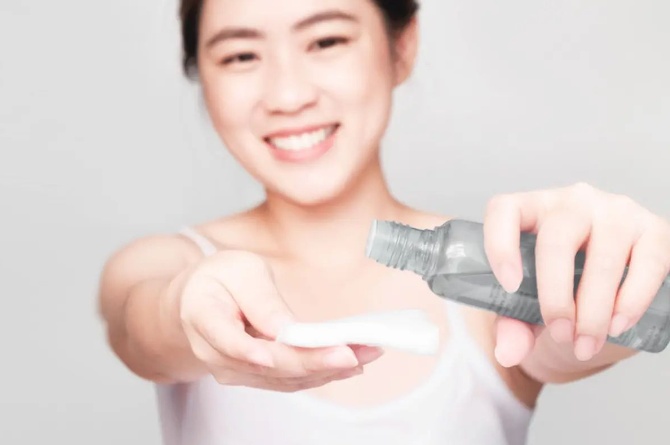 ilustrasi menggunakan toner untuk menghidrasi kulit