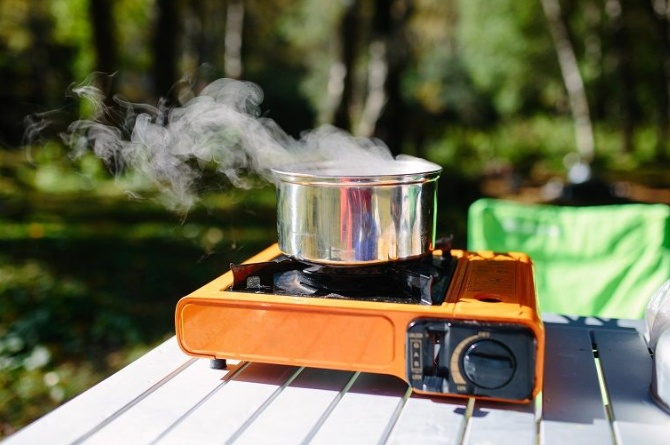 memasak menggunakan kompor portable