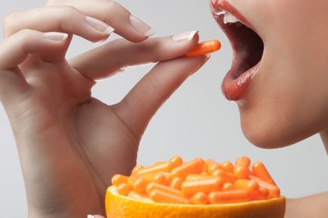 ilustrasi mengonsumsi suplemen vitamin C untuk daya tahan tubuh