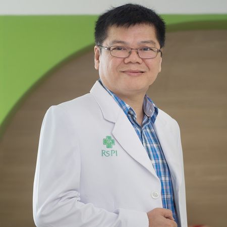Dr. Sander D. Teddy, Sp.A menamatkan pendidikan Spesialis Anak di Universitas Indonesia