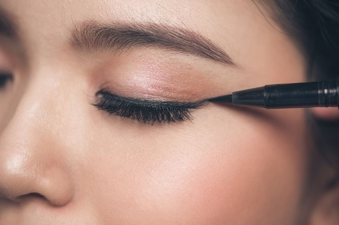 ilustrasi menggunakan eyeliner lokal terbaik