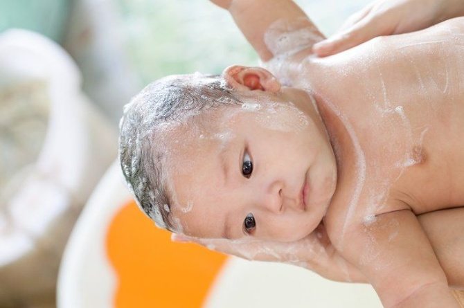 ilustrasi bayi mandi menggunakan sabun mandi