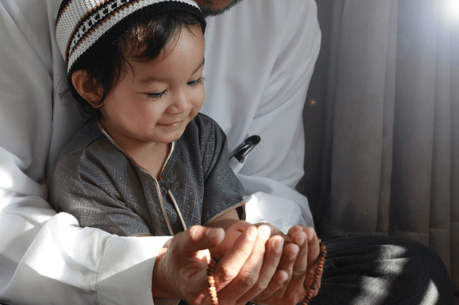 anak belajar sholat