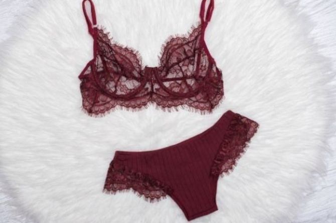 ilustrasi memilih baju lingerie