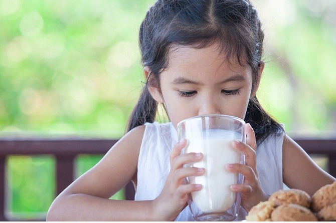 ilustrasi anak minum susu untuk menambah berat badan