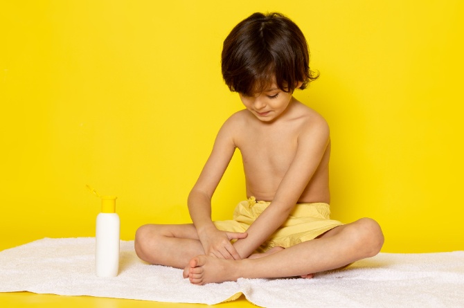 anak menggunakan handbody lotion