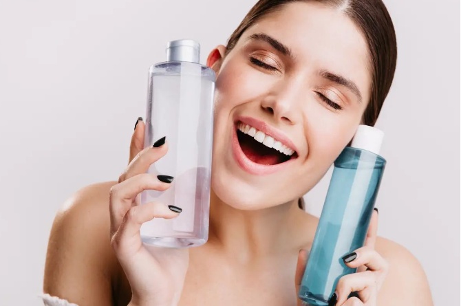 Perempuan menggunakan micellar water pilihan untuk double cleansing