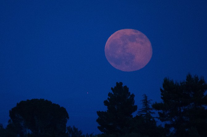 Potret Keindahan Fenomena Strawberry Moon dan Asal Usul Namanya