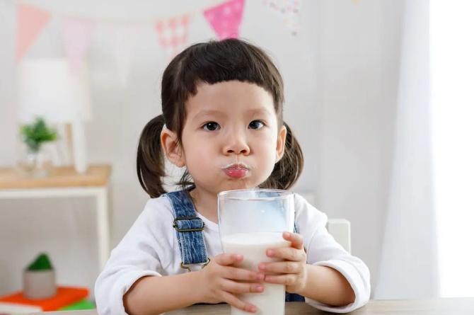 ilustrasi anak minum susu UHT