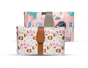 Mama's Choice Perlak Portable Mini memiliki bantalan alas empuk dan tali tambahan