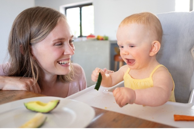 Bayi menggunakan high chair untuk makan MPASI