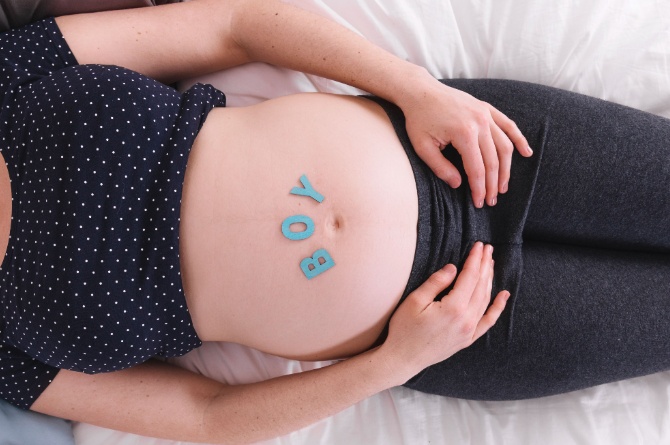 Bunda mempersiapkan barang kebutuhan di trimester kedua