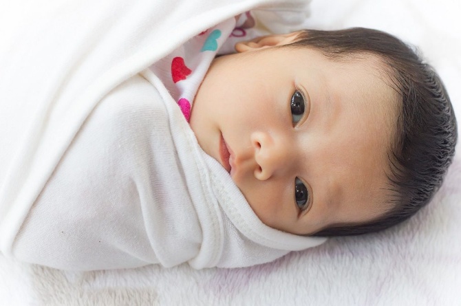 bayi tidur menggunakan sleeping bag