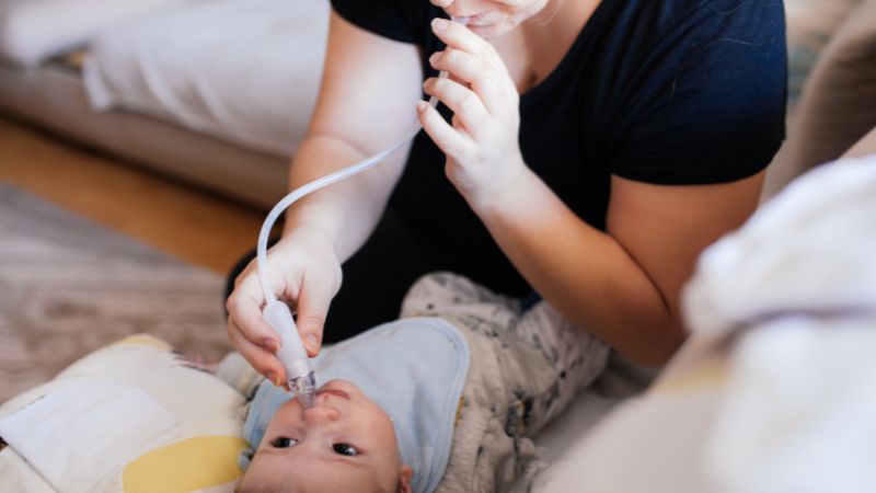 Menggunakan alat sedot ingus bayi untuk mengeluarkan lendir