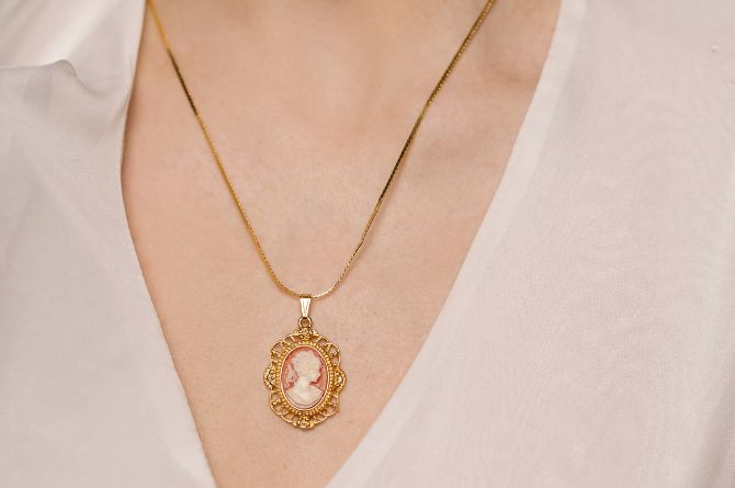Tambahkan Hiasan Bandul Liontin Sebagai Pemanis Kalung