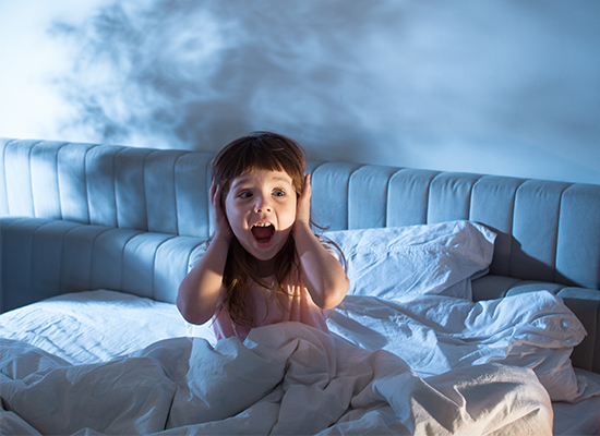 ลูกนอนละเมอ ร้องไห้ ฝันร้าย เดินละเมอ อันตรายไหม ดูแลและป้องกันอย่างไร | theAsianparent Thailand