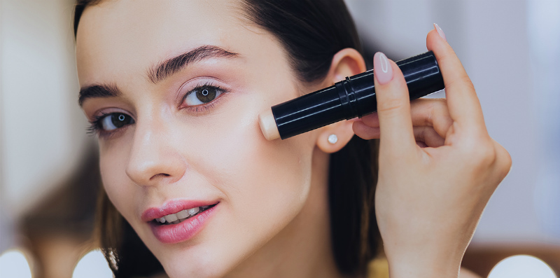 Concealer atau Foundation, Mana yang Lebih Dulu Dipakai?