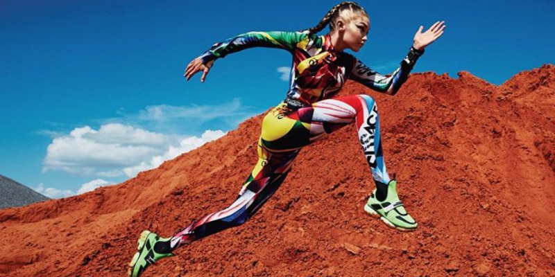 Tren Sneakers Paling Kontroversial 2019 dari Gigi Hadid