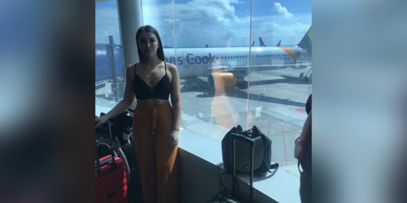 Karena Memakai Crop Top, Seorang Cewek Ditegur dan Diminta Turun dari Pesawat