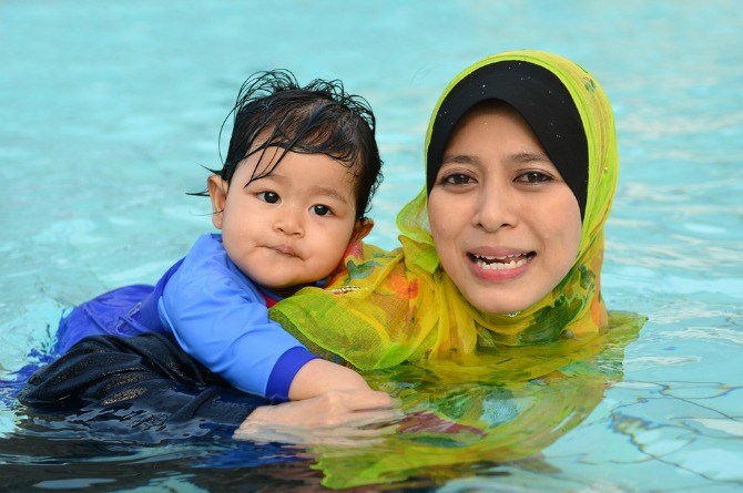 Mengajar Bayi Untuk Berenang Sejak Di Awal Usia Bayi & Kanak-Kanak
