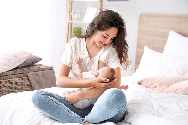 ibu menyusu bayi