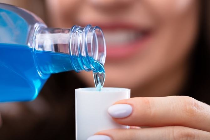 Dah Gosok Gigi Pun Mulut Masih Berbau? Ini 7 Mouthwash Terbaik Di Pasaran!