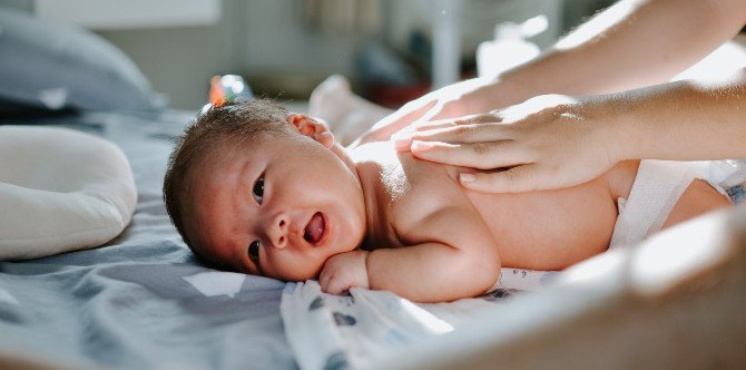Minyak Bayi Terbaik Untuk Bayi Masalah Perut Kembung - Anak Pasti Akan Rasa Lebih Lega & Selesa!